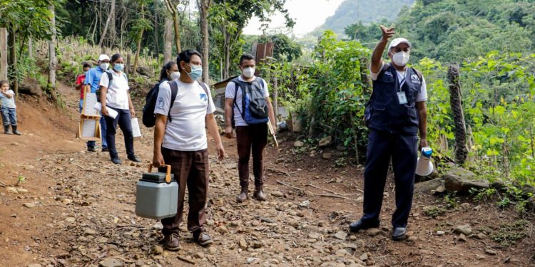 Recorren comunidades de Santa Rosa para llevar vacuna contra COVID-19