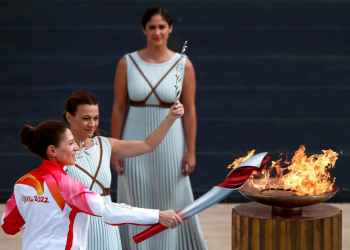 Grecia entrega la antorcha olímpica para los JJOO de Invierno de Pekín