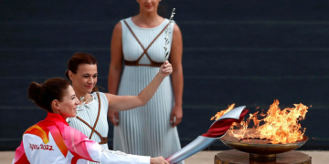 Grecia entrega la antorcha olímpica para los JJOO de Invierno de Pekín