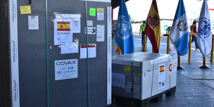 Guatemala recibe donación de España de 151 mil 200 dosis de la vacuna contra COVID-19