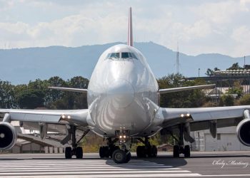 IATA representa alrededor de 300 líneas áreas de todo el mundo que son responsables de más del 80 % del tráfico mundial de pasajeros.