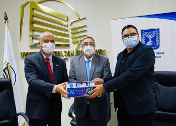 La embajada de Israel en Guatemala donó mascarillas KN95 para la prevención del COVID-19.