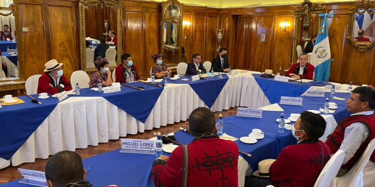 La reunión del presidente con autoridades de Nebaj se realizó en Casa Presidencial.