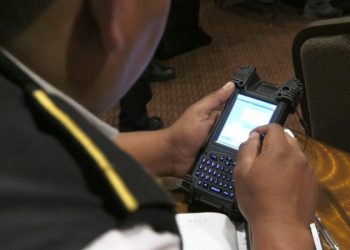 Policías utilizan dispositivo MI3 para identificar personas durante Operativo 6021