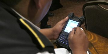 Policías utilizan dispositivo MI3 para identificar personas durante Operativo 6021