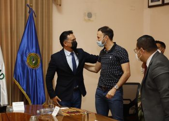 Kevin Cordón con el ministro de Ambiente Mario Rojas