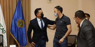 Kevin Cordón con el ministro de Ambiente Mario Rojas