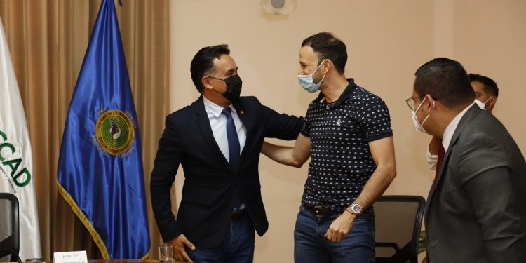 Kevin Cordón con el ministro de Ambiente Mario Rojas