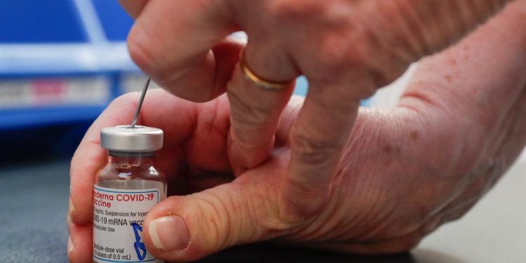 Comité asesor apoya el refuerzo de la vacuna de Moderna a varios grupos en EE. UU.