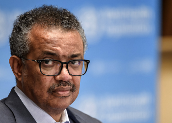 Muertes semanales por COVID-19 caen a su cifra más baja en casi un año