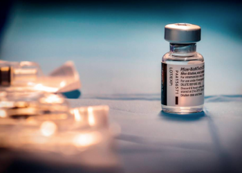 OMS recomienda tercera dosis de vacuna anticovid a grupos de riesgo