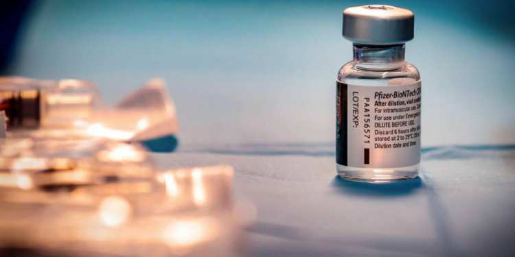 OMS recomienda tercera dosis de vacuna anticovid a grupos de riesgo