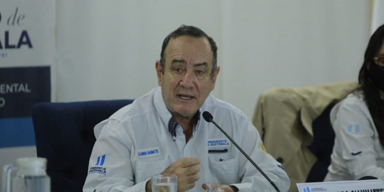 Presidente Alejandro Giammattei, durante encuentro con alcaldes y Gobernador de Izabal.