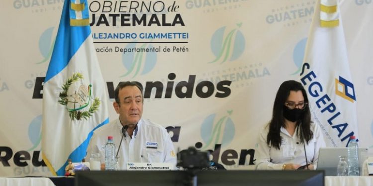 Presidente Alejandro Giammattei, con alcaldes de Petén.