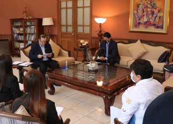 El presidente Alejandro Giammattei, durante la reunión con la ministra de Educación Claudia Ruíz.