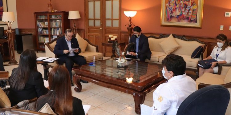 El presidente Alejandro Giammattei, durante la reunión con la ministra de Educación Claudia Ruíz.
