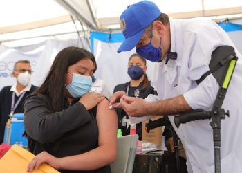 El presidente Alejandro Giammattei participó en la jornada de vacunación contra el COVID-19 en Xela, donde inoculó a varios jóvenes.