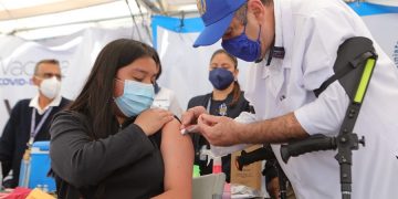 El presidente Alejandro Giammattei participó en la jornada de vacunación contra el COVID-19 en Xela, donde inoculó a varios jóvenes.