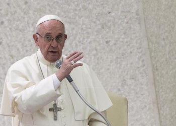 El Papa pide que se escuche y no defraude a jóvenes que piden cambios