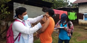 Personal de Salud llega a las comunidades atendiendo a los guatemaltecos con la vacuna contra el COVID-19