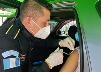 Personal de Sanidad Policial atienden a guatemaltecos en los puestos de vacunación vehicular y peatonal.
