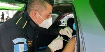 Personal de Sanidad Policial atienden a guatemaltecos en los puestos de vacunación vehicular y peatonal.