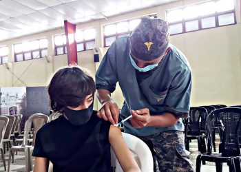 Personal del Ejército contiúa la labor de atender a la población con el plan de vacunación.