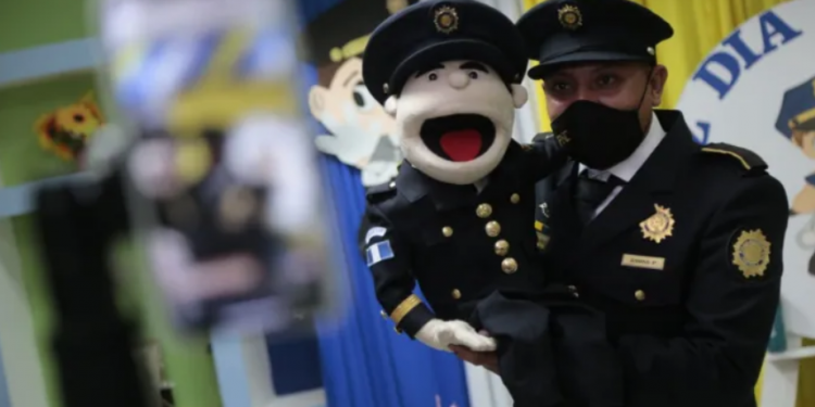 Policía brinda mensaje de prevención a niños con dinámicas infantiles