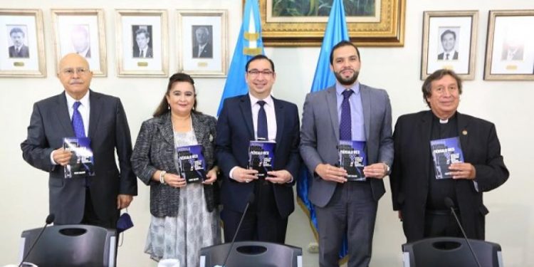 Presentan libro para concientizar sobre la migración irregular