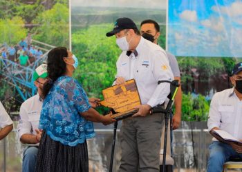 Presidente apoya a familias de Petén con prórroga de concesiones forestales
