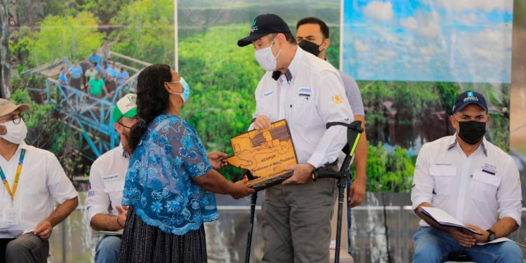 Presidente apoya a familias de Petén con prórroga de concesiones forestales