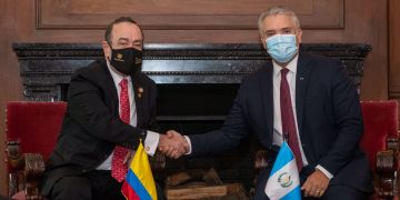 Presidente de Colombia da bienvenida a mandatario guatemalteco