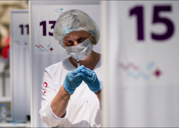 Rusia registra más de 900 muertes por covid-19 por sexto día consecutivo