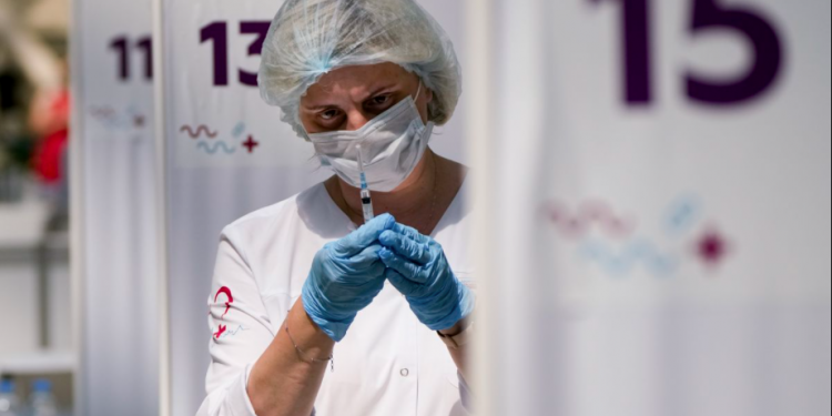 Rusia registra más de 900 muertes por covid-19 por sexto día consecutivo