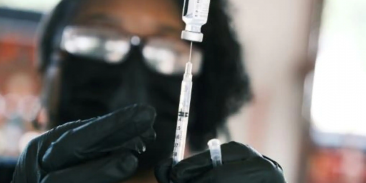 Suiza autoriza tercera dosis de refuerzo para personas en riesgo