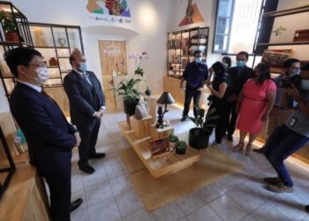 Inauguran tienda artesanal en Antigua Guatemala.