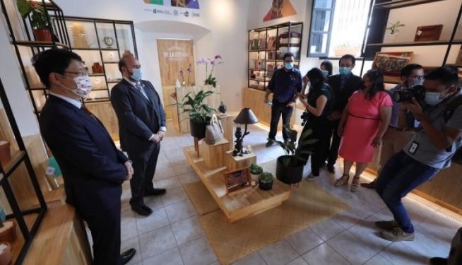 Inauguran tienda artesanal en Antigua Guatemala.