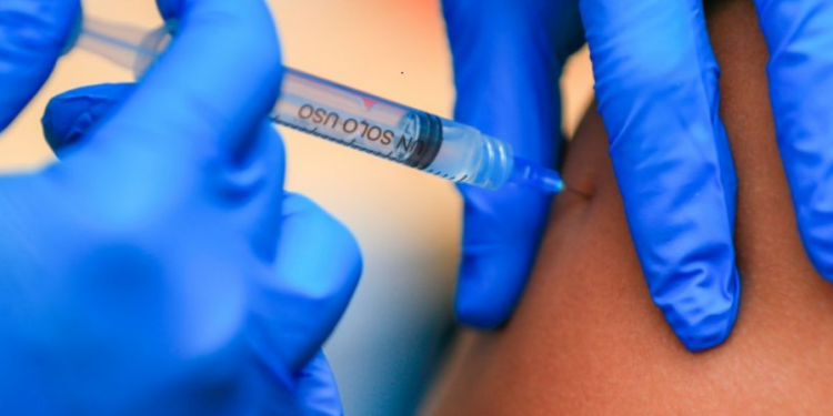 Vacunas actuales mantendrán su eficacia ante mutaciones del coronavirus