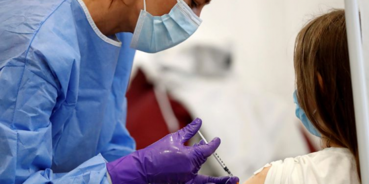 Vacunas no son una terapia genética con efectos adversos desconocidos