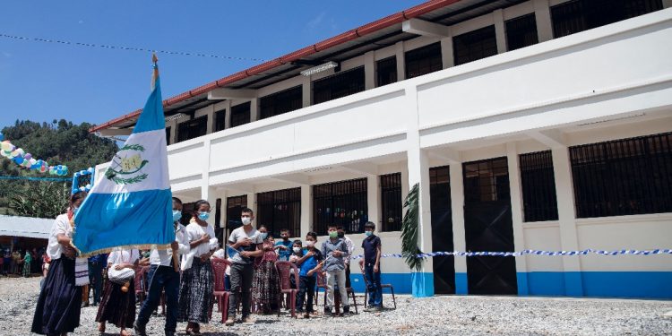 Ampliación de escuela rural contribuye al desarrollo de San Juan Chamelco