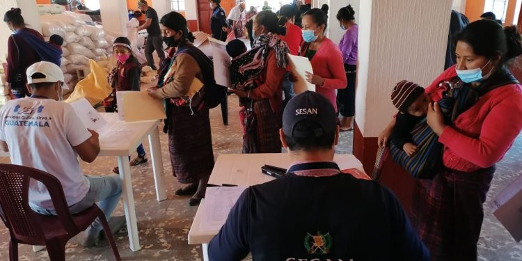 Familias vulnerables ante la desnutrición reciben alimentos