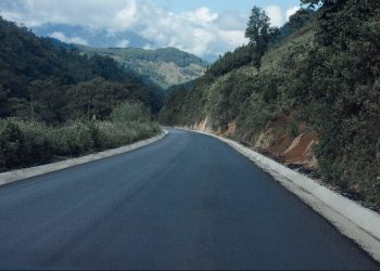 Caminos avanza en mejoramiento de ruta que comunica Alta Verapaz con Quiché