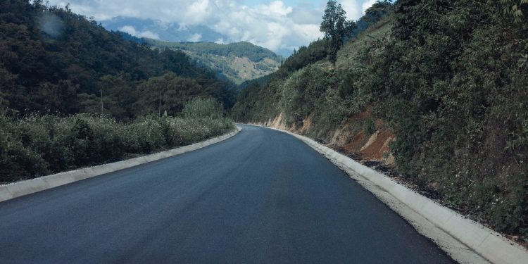 Caminos avanza en mejoramiento de ruta que comunica Alta Verapaz con Quiché