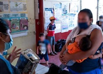 Salud acerca servicios a vecinos de Champerico