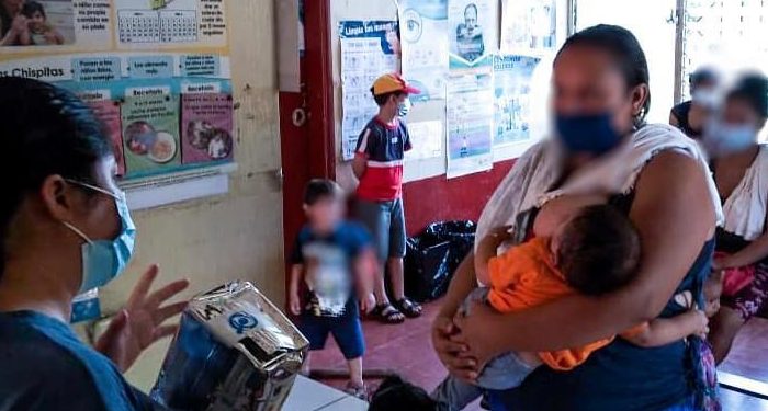 Salud acerca servicios a vecinos de Champerico