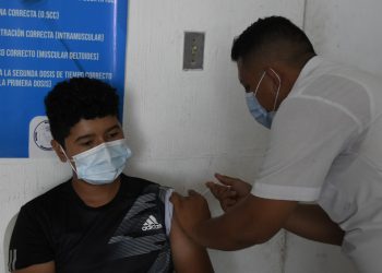 Madres de familia destacan importancia de vacunar a adolescentes contra el COVID-19