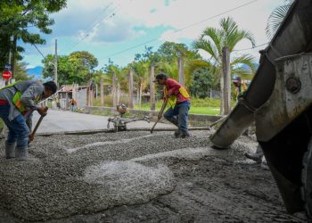 Salamá fortalece su desarrollo con mejora de camino rural