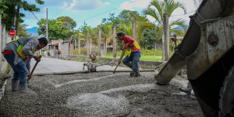 Salamá fortalece su desarrollo con mejora de camino rural