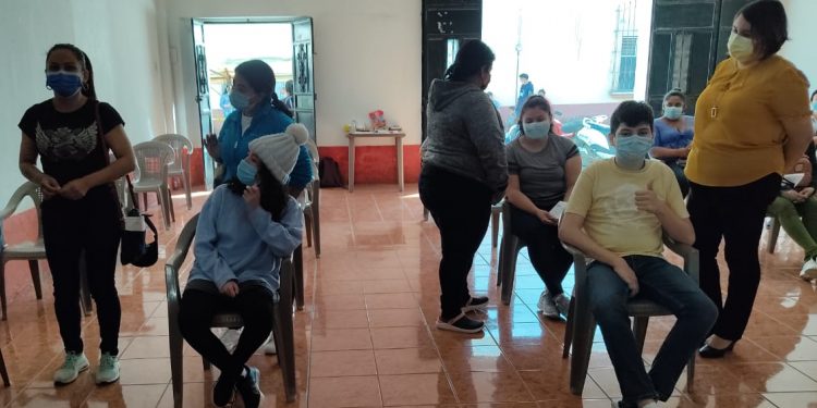 “Menores dan ejemplo al acudir a vacunarse contra el COVID-19”, dice gobernador de Jalapa