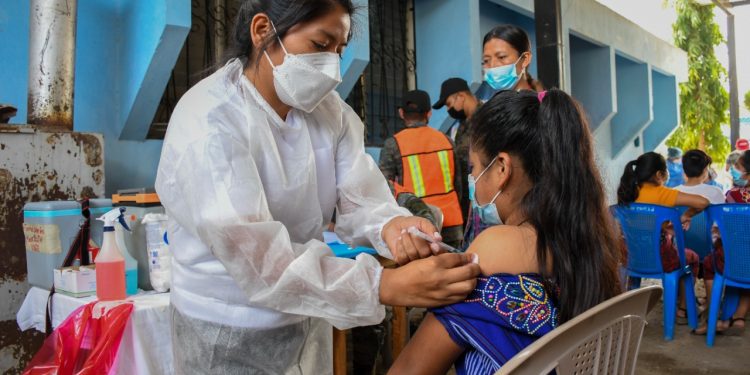 Comienza la vacunación para menores en Purulhá y San Miguel Chicaj